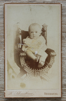 CDV Foto auf Karton / Regensburg / 1890-1910 / Foto Atelier G Schmidbauer / Marschallstrasse C. 51 / Baby Babyfoto / Möbel